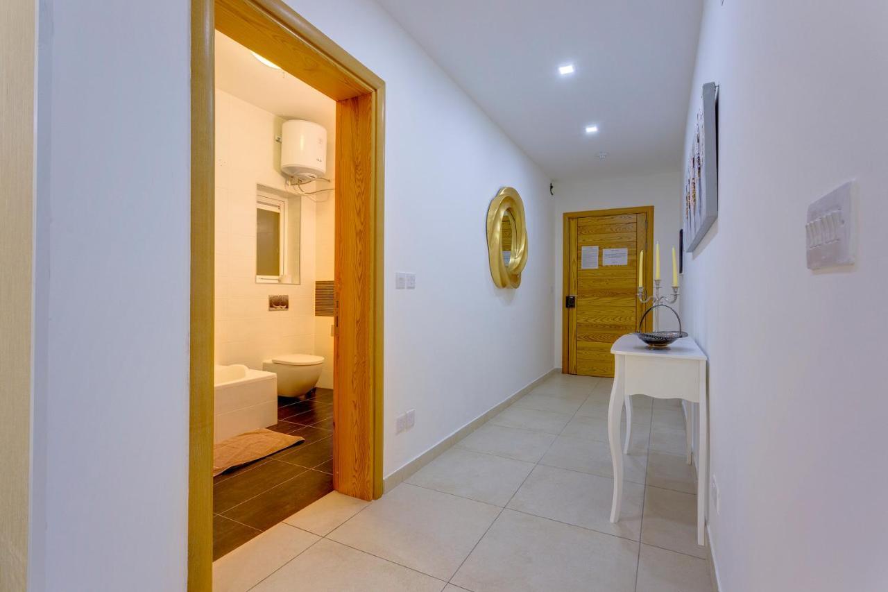 Luxury Apt w/ Side Seaviews and Pool, Top Location Sliema Zewnętrze zdjęcie