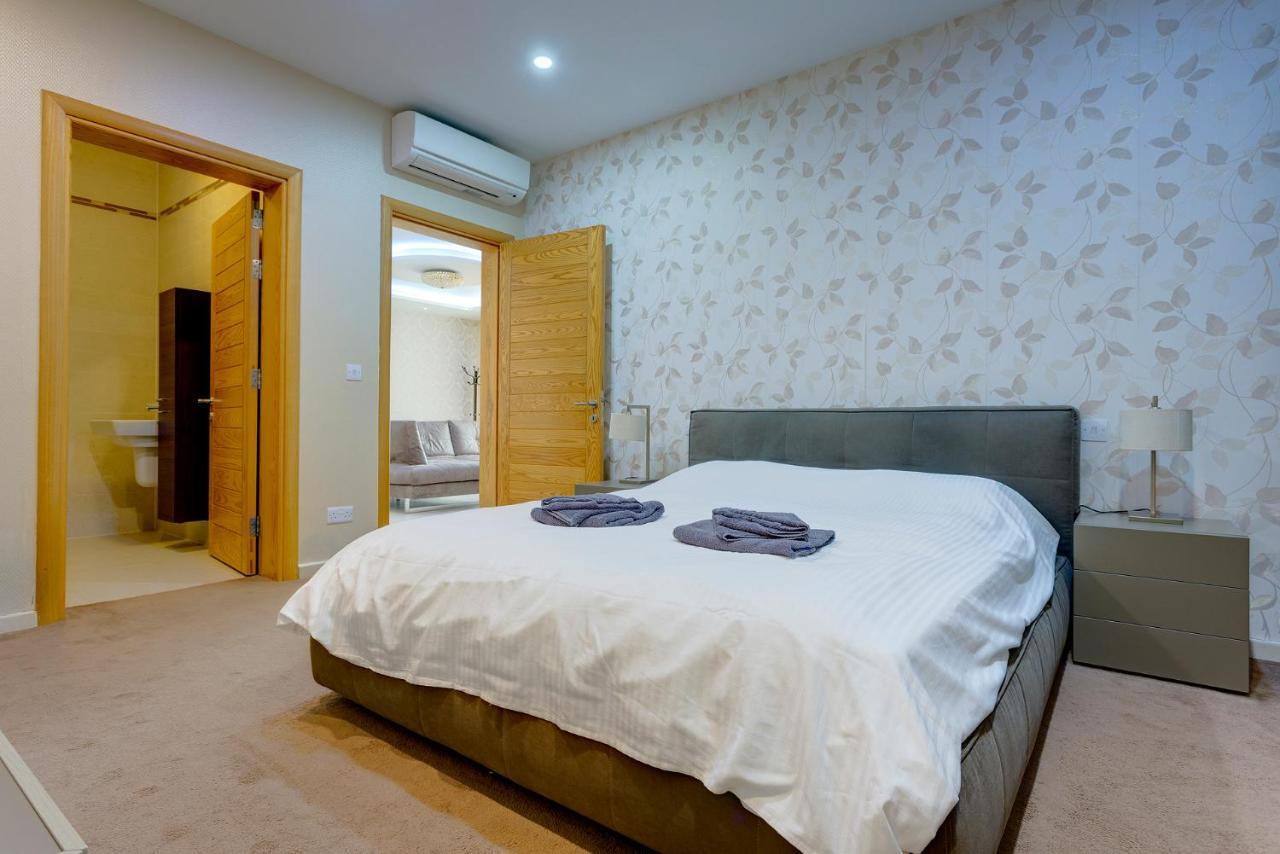 Luxury Apt w/ Side Seaviews and Pool, Top Location Sliema Zewnętrze zdjęcie
